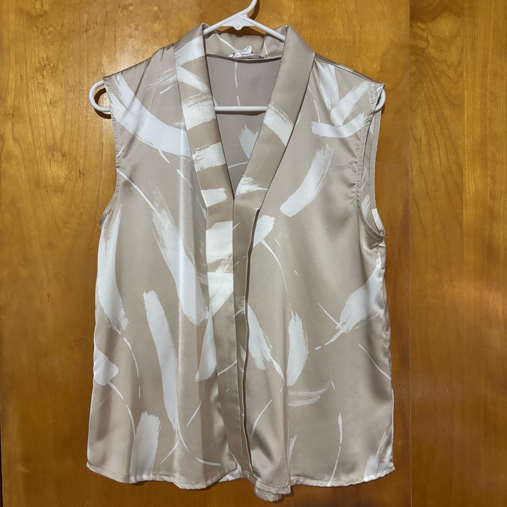 Mine Beige and White V-neck Shell